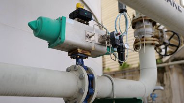 Fabrikada pnömatik kontrol vanası, endüstriyel hava çalışan valf, boru hattı bağlantı sistemi, otomasyon kontrol ekipmanları, bitki sıvısı süreci, endüstriyel ve teknoloji konsepti