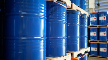 Kimyasal variller depoda, organize depolama tankları, endüstriyel konteynırlar hazır, kimyasal madde kullanımı, nakliye hazırlık sahnesi, kimyasal karınca endüstrisi konsepti