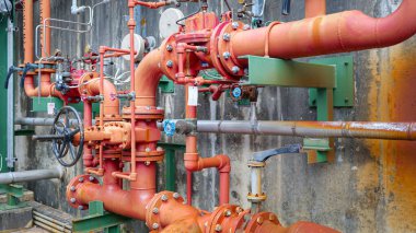 Endüstriyel itfaiye pompası, fıskiye boru sistemi, kırmızı su pompaları, vanalar ve göstergeler, endüstriyel fabrikada yangın koruma ekipmanları.