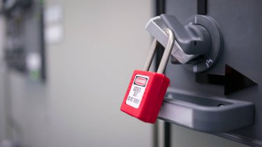 Lokavt LOTO sisteminde kullanılan bir anahtar, bakım sırasında kazara başlatma veya etkinleştirmeyi önlemek için elektrik donanımı veya makine gibi enerji kaynaklarını kilitlemek için kullanılan bir güvenlik sistemi