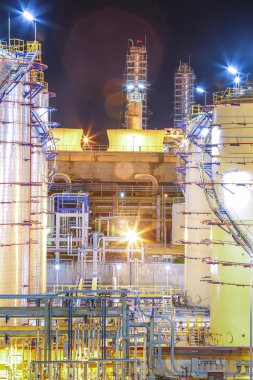 Petrol tesisi gece zamanında