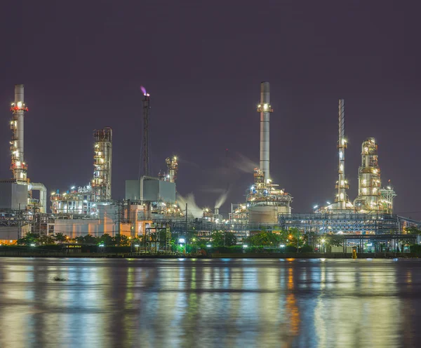 Scena crepuscolare della fabbrica di raffineria vicino al fiume — Foto Stock