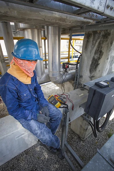 Técnico a la comprobación de cable eléctrico —  Fotos de Stock