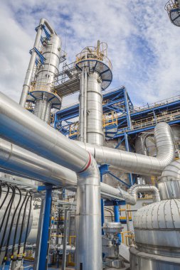 Mavi gökyüzü ile petrol tesisi