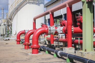 Mavi gökyüzü ile kimyasal tank