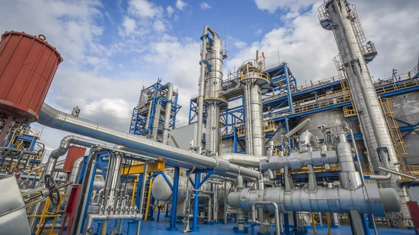 Нефтегазовый завод с голубым небом — стоковое фото