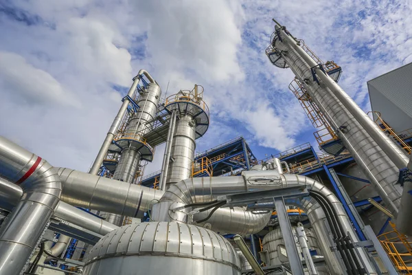 Impianto petrolifero con cielo blu — Foto Stock