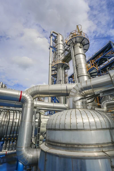 Planta de petróleo con cielo azul — Foto de Stock