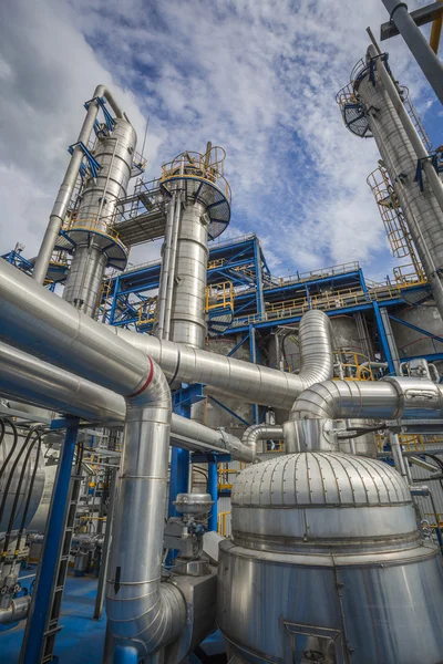Mavi gökyüzü ile petrol tesisi
