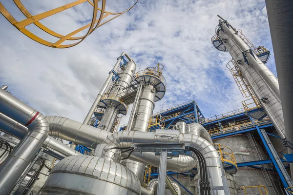 Impianto petrolifero con cielo blu — Foto Stock