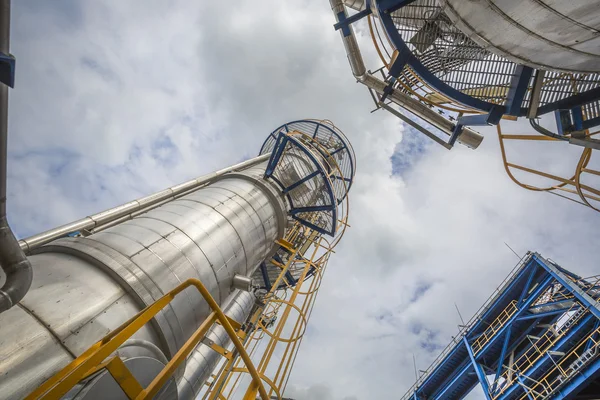 Impianto petrolifero con cielo blu — Foto Stock