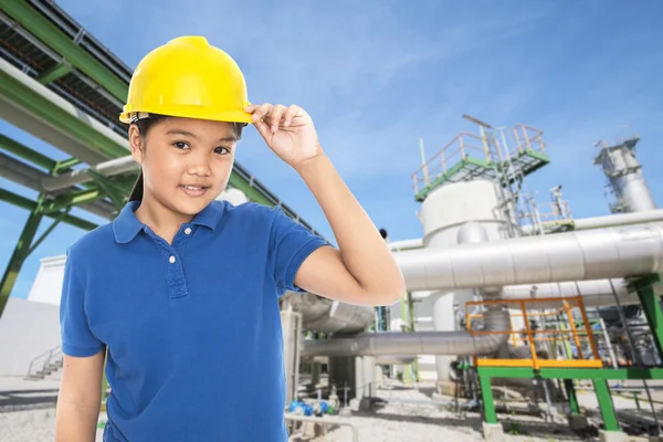석유 공장 배경 가진 아이 들 — 스톡 사진