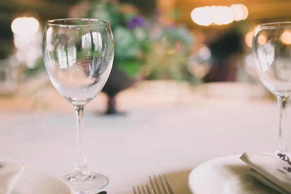 Vidro em uma mesa de casamento — Fotografia de Stock