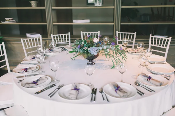 Düğün masa dekorasyonu ile — Stok fotoğraf