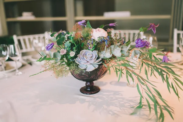 Composição de flor em uma mesa de casamento — Fotografia de Stock