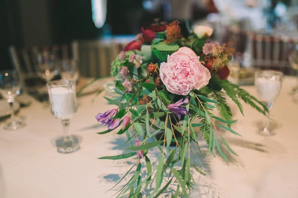 Цветочная композиция на свадебном столе — стоковое фото