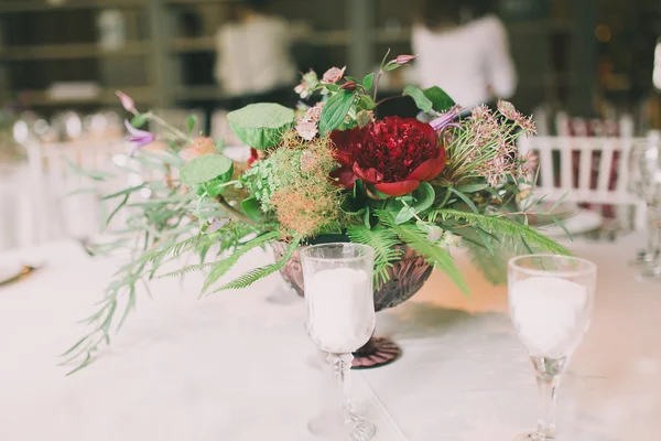 Composição de flor em uma mesa de casamento — Fotografia de Stock