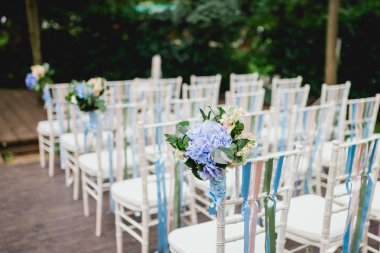 düğün töreni gelen sandalyeler