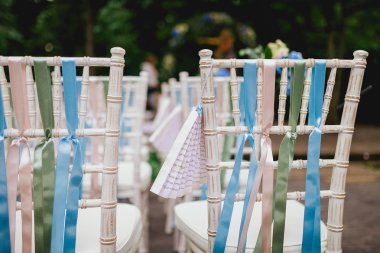 düğün töreni gelen sandalyeler