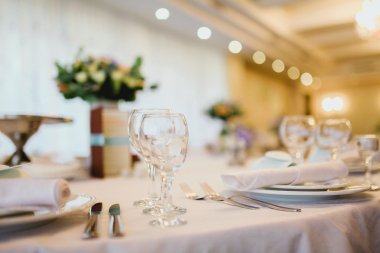 bir düğün için dekore edilmiş tablo