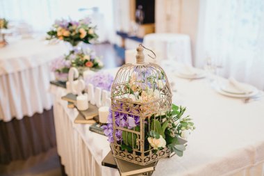 bir düğün için dekore edilmiş tablo