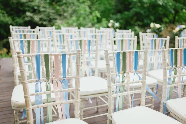 Stoelen van huwelijksceremonie — Stockfoto