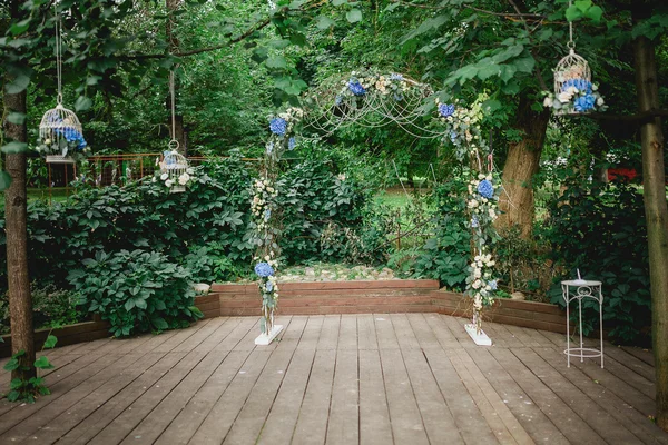 Arco decorado para una boda —  Fotos de Stock