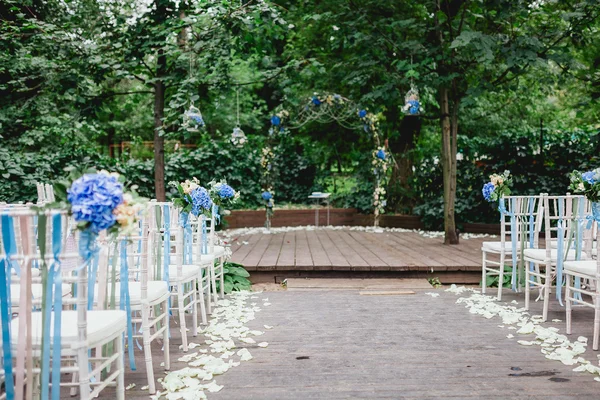 Sillas y arco de ceremonia de boda —  Fotos de Stock