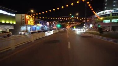 Hiperlapse sürücüsü yolda. Yol kırmızı fenerle süslenmiş.