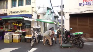 Yerel işportacı sepeti motora aktarıyor..