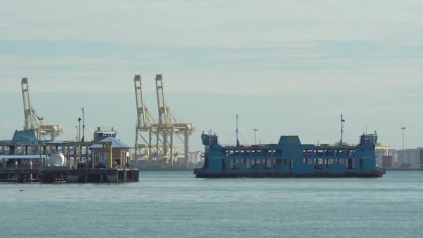 Blå färja når Penang terminal. — Stockvideo