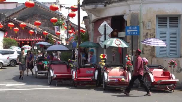 Trishaw řidič na ulici — Stock video