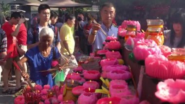 Yeni yıl boyunca Çin tapınağında farklı etnik dualar..