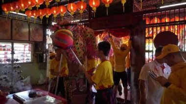 Ejderha Dansı, Chew Jetty 'deki Çin tapınağında sahneye çıkıyor.