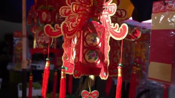 Decoration chinese new year lantern hang at market stall. — Stock Video