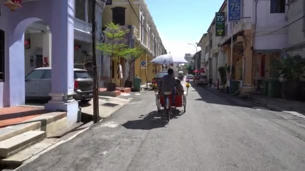 Gimbal bewegen trishaw als een oude traditionele voertuig om het landschap van de stad te bekijken. — Stockvideo