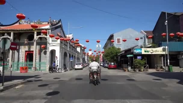 Volg een ritje met de motorrijder op de oude erfgoedstraat. — Stockvideo
