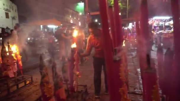 Dračí kadidlo hůl je hořet v chrámu během čínského nového roku. — Stock video