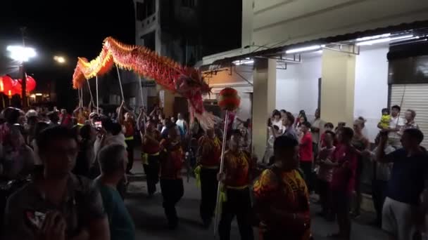 Dračí tanec vystoupení na ulici během chines nový rok. — Stock video