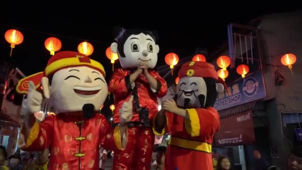 Mascotte in abiti tradizionali cinesi estendere il saluto a tutti. — Video Stock