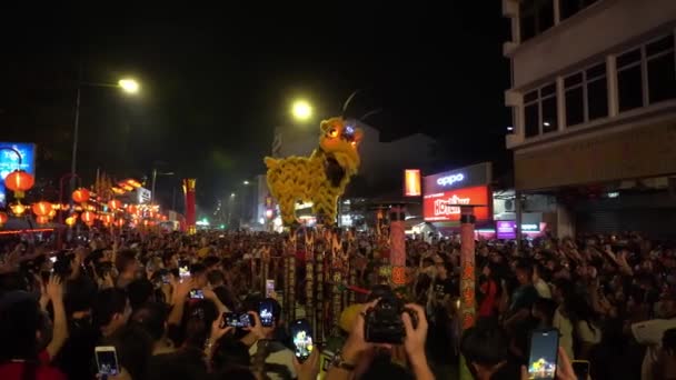 LED Lion χορό άλμα για stilt στο Chew Jetty κατά τη διάρκεια της κινεζικής νέο έτος. — Αρχείο Βίντεο