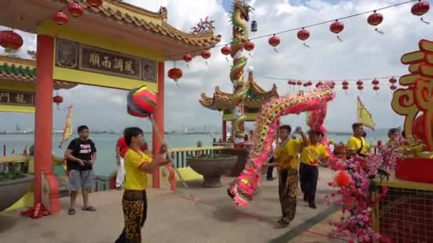 Dragon dance chase pearl στο ναό Hean Boo Thean. — Αρχείο Βίντεο
