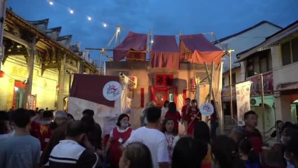 Old temporary house set up during chinese new year miaohui. — Stock Video
