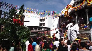 Gümüş savaş arabasında uçan bebek Thaipusam Festivali 'nin önünden geçti..