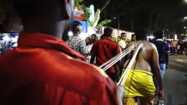 Gece vakti Hindu bir kavadi çekmek.