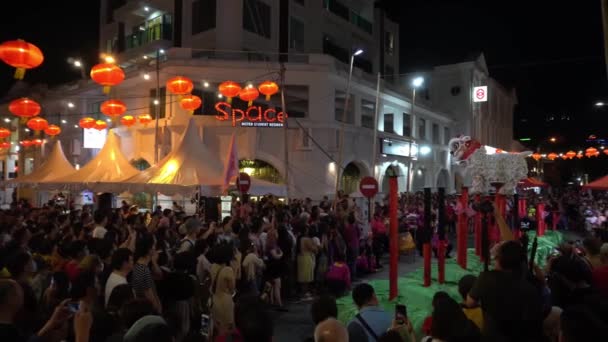 León danza distribuir mandarina naranja a las multitudes. — Vídeos de Stock