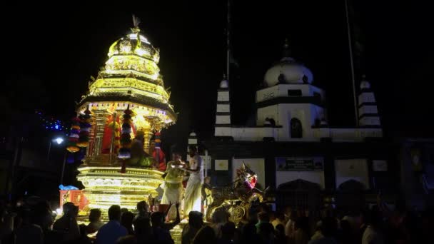 Hindu offering in front  of gold chariot during procession — Stock Video