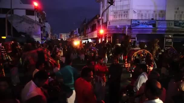 Grup de purtători de kavadi dansând pe stradă în zori . — Videoclip de stoc