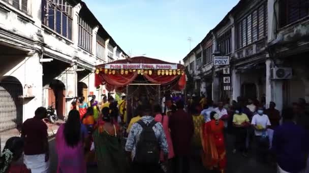 Hindu bhakták istállóval az utcán. — Stock videók