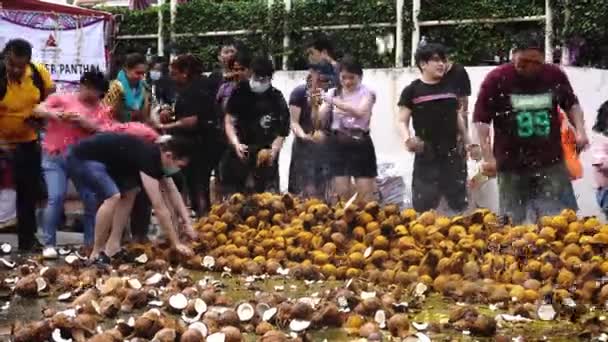 Devoti cinesi godono di cocco smash. — Video Stock